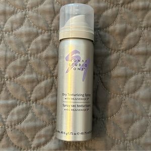 Monat dry texturizing spray